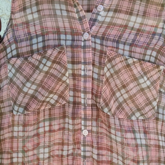 ZOE & ROSE SLEEVELESS BLOUSE. - Picture 3 of 4